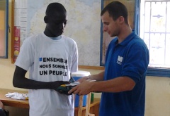 Des liseuses et des Tee-shirts Wati B ont été offerts à des élèves pendant la cérémonie de présentation