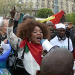 FANTANI TOURE CHANTANT LE MALI AU MANIF DU TROCADERO 7 AVRIL 2012