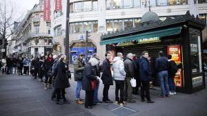 Une queue impressionnante devant un kiosque parisien, le 14 janvier 2015.